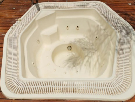 Rim Overflow Jacuzzi